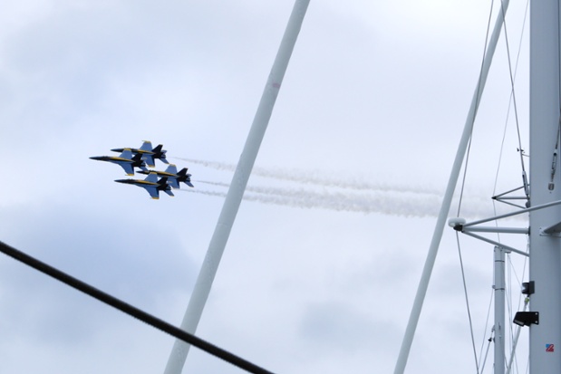 blue angels mast smoke